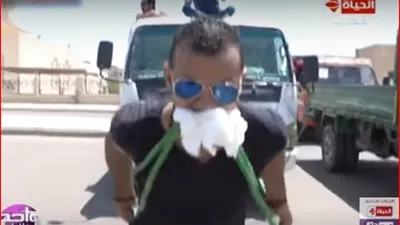 شاب خارق يسحب سيارات عملاقة ويأكل الزجاج (فيديو)