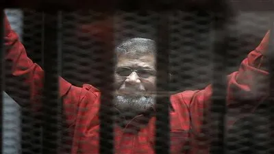 مذيع إخواني يفجر مفاجأة عن حديث زعيم عربي مع مرسي قبل عزله.. ونجل المعزول يرد