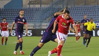 جلسة تجمع مهاجم الأهلي مع رئيس الإسماعيلي لإتمام انضمامه للدراويش 