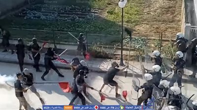 افتحوا الحدود.. اشتباكات بين نشطاء والشرطة على الحدود اليونانية التركية (فيديو)