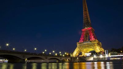 إضاءة برج إيفل بألوان علم ألمانيا تكريما لضحايا ميونخ