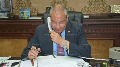 محافظ المنيا يهنئ أوائل الثانوية العامة هاتفيًا 