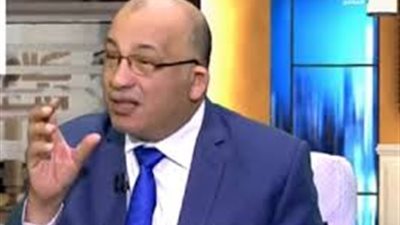 مسنة تبكي على الهواء لسوء معاملة أبنائها لها.. ورد قوي من محمد وهدان