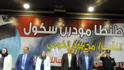 الكومي يقف على أطرافه الصناعية أثناء السلام الوطني خلال حفل تكريمه 