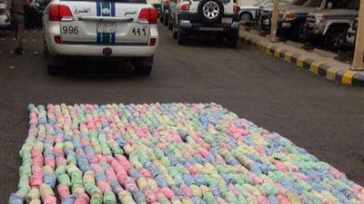 ضبط مقيم بحوزته 531 حزمة قات على طريق 