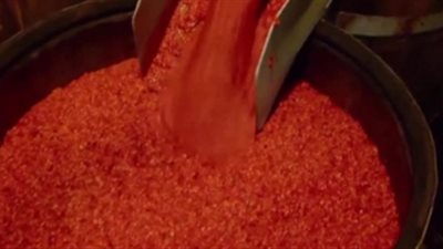 كيف يحولون الملح والفلفل إلى صلصة حارة