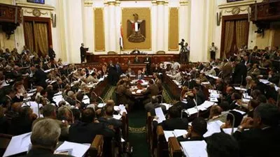 نائب برلماني: الحكومة غير قادرة على إحتواء أزمة الدولار