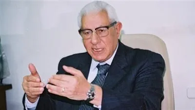 نقيب الصحفيين الأسبق مطالبًا برفع مصروفات المدارس: 