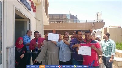 وقفة احتجاجية للعاملين بـ 
