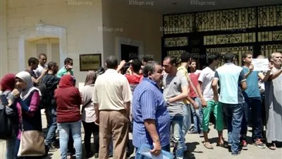 انضمام أولياء أمور لوقفة طلاب الثانوية العامة اعتراضا على نظام التظلمات (صور) 