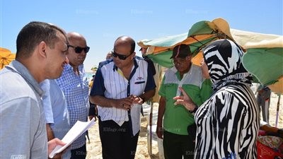 محافظ مطروح يطمئن على الإلتزام بأسعار الشماسي بجولة ميدانية على الشواطئ
