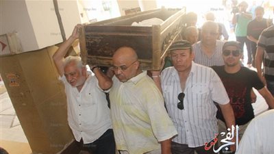 تشييع جنازة محمد كامل من مسجد السيدة نفيسة بحضور الفنانين (صور)
