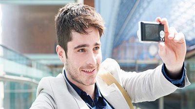  10 طرق للصور سيلفي تناسب الرجال  