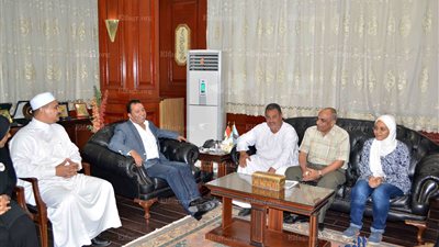 محافظ الأقصر يكرم الأولى مكرر على الجمهورية في الثانوية العامة (صور)