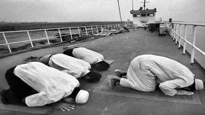 حكم الصلاة بالحذاء 