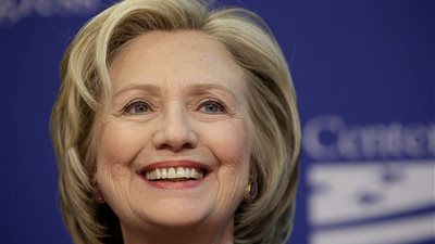 كلينتون تنشر صورتها مع أوباما: نحن نحبك أيضا 