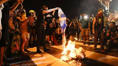 حملة كلينتون تدين حرق العلم الأمريكي أمام مؤتمر الحزب الديموقراطي (فيديو)