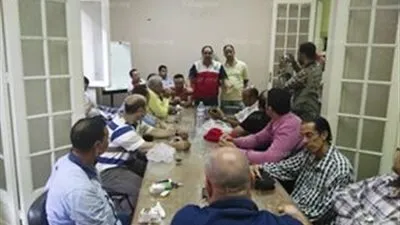 موظفو البريد يعقدون اجتماعا بعد إنهاء قوات الأمن لوقفتهم (صور)