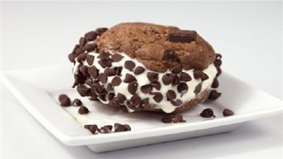 طريقة عمل سندوتشات البسكويت بالآيس كريم