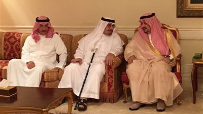 أمير الرياض ينقل تعازي خادم الحرمين لأسرة الأمير عبدالله بن فهد
