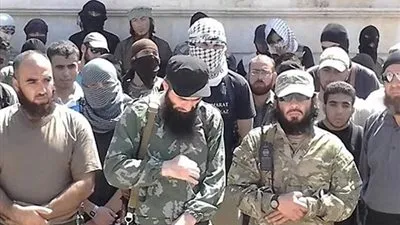 فضيحة.. مخرج أمريكي يعد بيان للإرهابيين في سوريا (فيديو) 