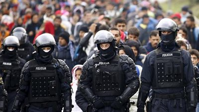  بلغاريا تعتقل 4 رجال شرطة بتهمة تهريب مهاجرين