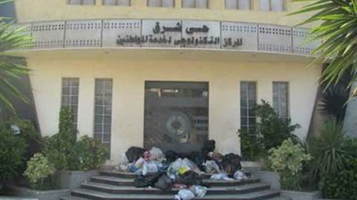 نشطاء بالإسكندرية يلقون بالقمامة على أبواب حي شرق 