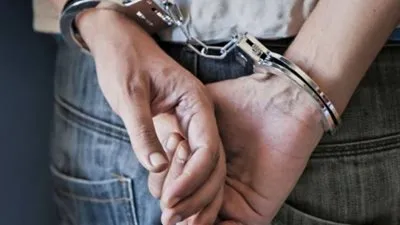 شرطية بمايوه بكيني تلقي القبض على لص في السويد