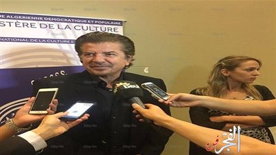 طفلة تقتحم المسرح على  المطرب اللبنانى وليد توفيق أثناء الغناء (فيديو وصور)