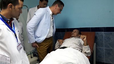 خبير مصرى عالمى فى جراحات العظام بالأقصر ينظر في 25 حالة.. (الصور)