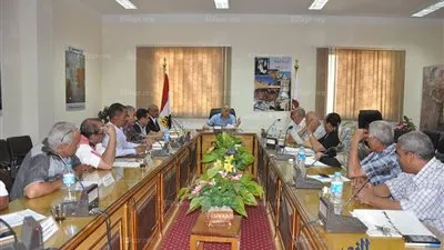  محافظ الوادي الجديد يوجه بإعادة تأهيل وتشغيل مصنع ملابس.. (صور)