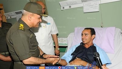 وزير الدفاع يزور أبطال 