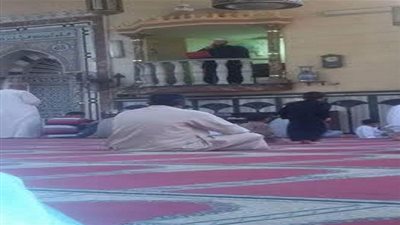 إمام مسجد يقرأ خطبة الجمعة من اللاب توب (صورة)
