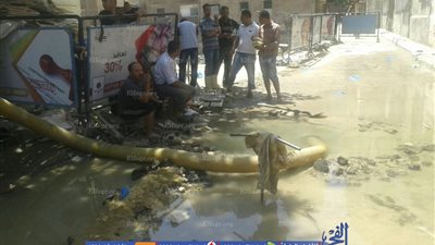 تهشم ماسورة لمياه الشرب بمنطقة محرم بك بالإسكندرية (صور)