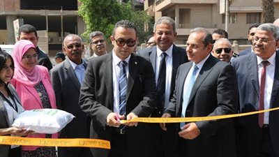 وزير الشباب ورئيس البنك الأهلى يفتتحان فرعاً للبنك بالمركز الأوليمبي بالمعادى