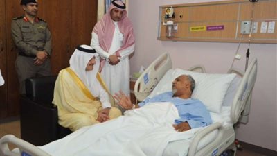 أمير الشرقية يزورعمدة تاروت عقب تعرضه لطلق ناري