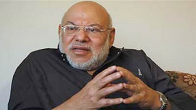 سلطات مطار القاهرة تمنع كمال الهلباوي من السفر لإيران