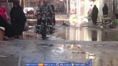 غرق الشارع الرئيسي بالخانكة إثر هبوط أرضي وكسر خط المياه (صور)