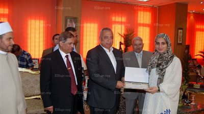 محافظ الشرقية يٌكرم أوائل الثانوية العامة والأزهرية (صور)