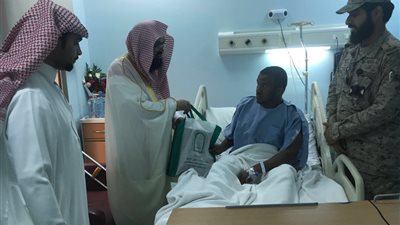 مدير الشؤون الإسلامية بنجران يزور الجنود المصابين بمستشفى الملك خالد