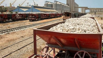 بارج بحرى ينقل مواسير لحقل الغاز من ميناء دمياط