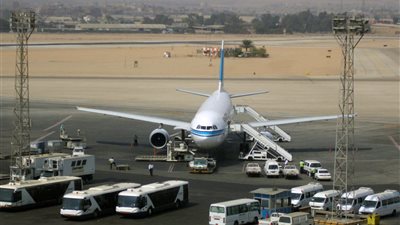 تأخر إقلاع طائرة بسبب اصدطامها بعربة في مطار القاهرة.. وهبوط أخرى اضطراريًا 