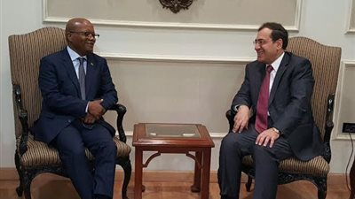 وزير البترول يستقبل سفير جنوب أفريقيا لبحث سبل التعاون المشترك بين البلدين