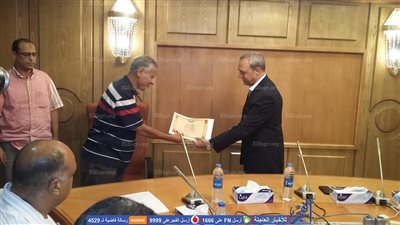 محافظ قنا يكرم المشاركين في 