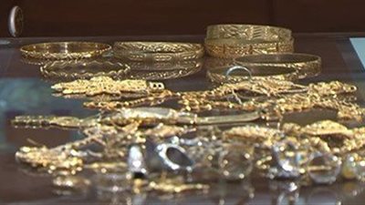 عامل يعثر على 1.5 كيلو ذهب داخل شنطة بقطار 