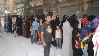 خروج عشرات العائلات من أحياء حلب الشرقية عبر ممرات آمنة