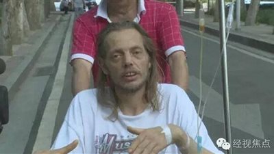 رجل ينتظر فتاة تعرف عليها على الانترنت 10 أيام في المطار