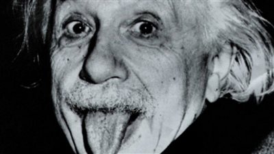 هذا هو السر وراء إخراج أينشتاين لسانه في صورته الشهيرة