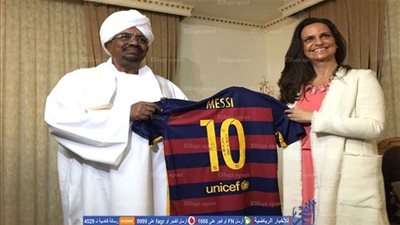 تفاصيل إهداء ميسي قميصه لرئيس السودان   