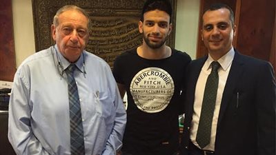 بالصورة.. ميدو جابر يوقع للأهلي رسميا